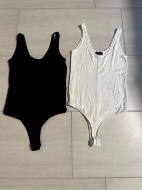 Bundle of 2!! Bodysuits in black and white, size small